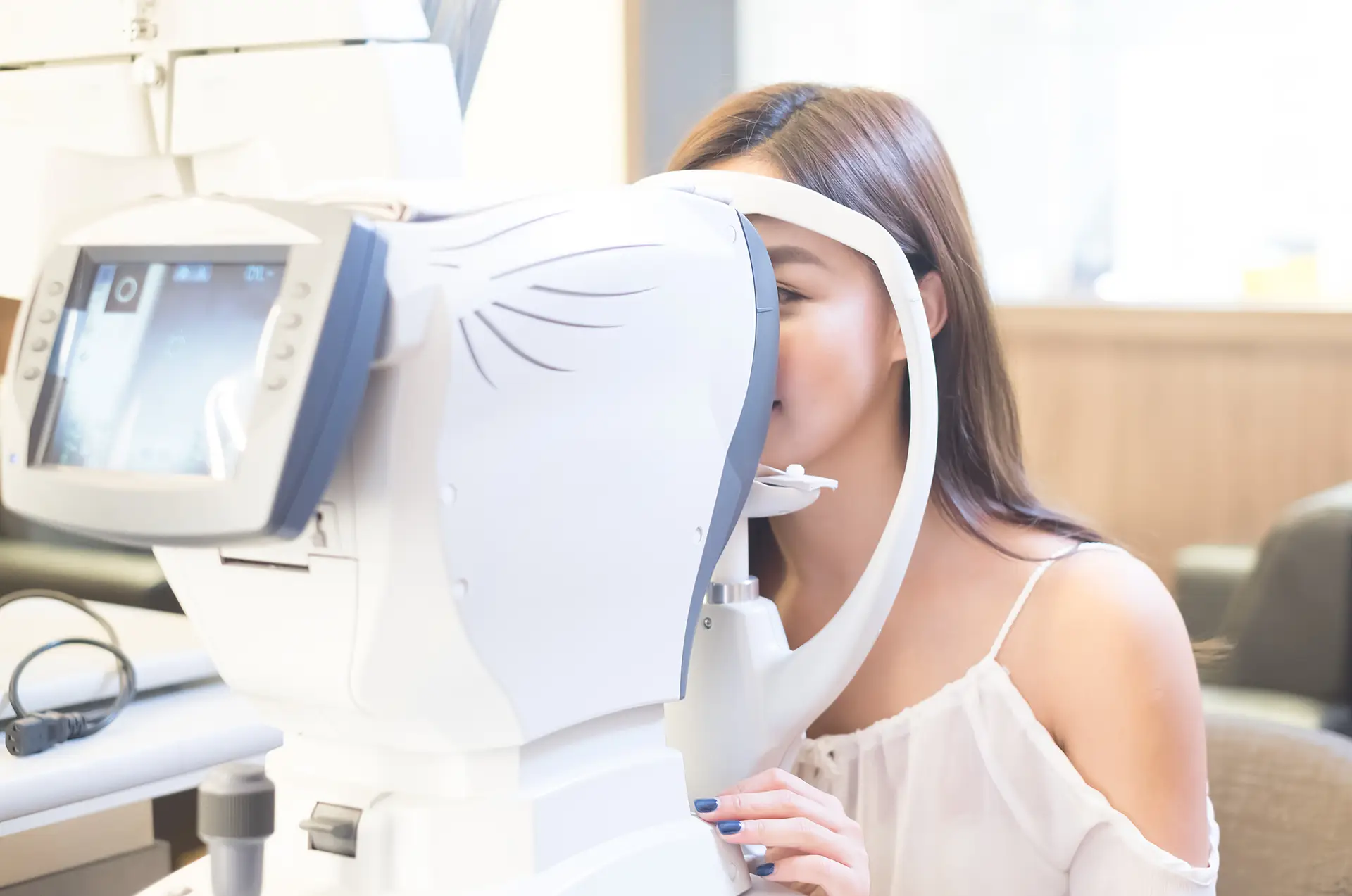 AdobeStock_168834233 Woman in eye clinic