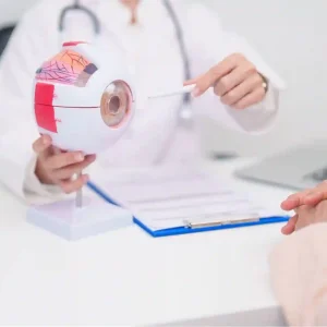 an eye specialist in Singapore explaining to an elderly patient about diabetic retinopathy treatment singapore