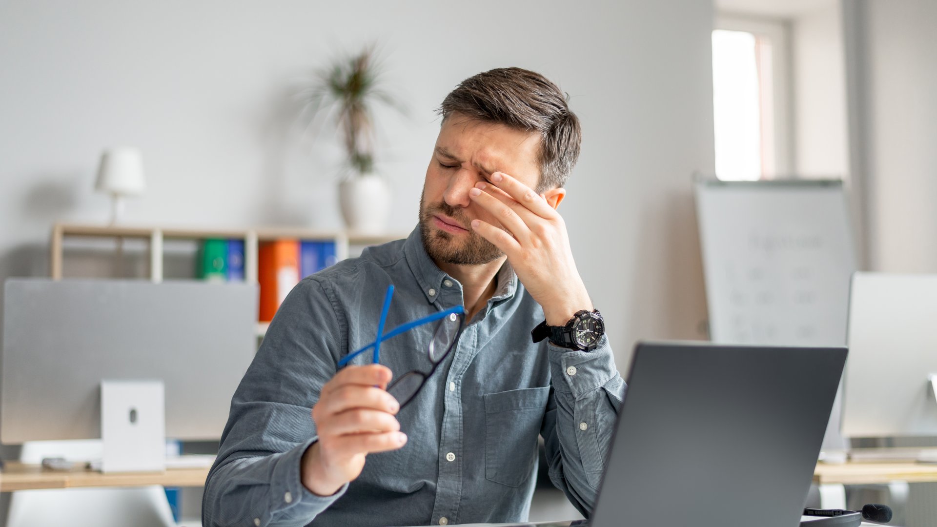 person-experiencing-dry-eye-symptoms-including-gritty-watery-and-irritated-eyes-eye-max-centre Person experiencing dry eye symptoms, including gritty, watery, and irritated eyes - Eye Max Centre